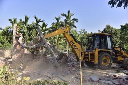 workers-assam-forest-department-demolish-illegal-construction-440nw-15993676g